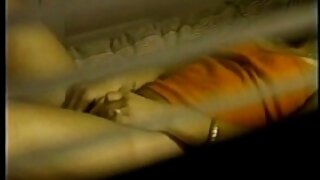 கனா கொடூரமாக ஒரு கவர்ச்சியான அழகி புண்டை fucks மற்றும் அவரது கால் குடிப்பதால்